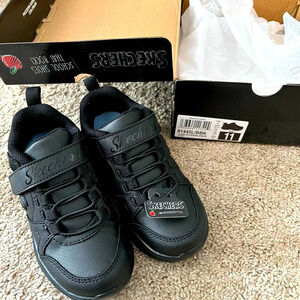 Black sneakers 👟  🆕 toddler 11